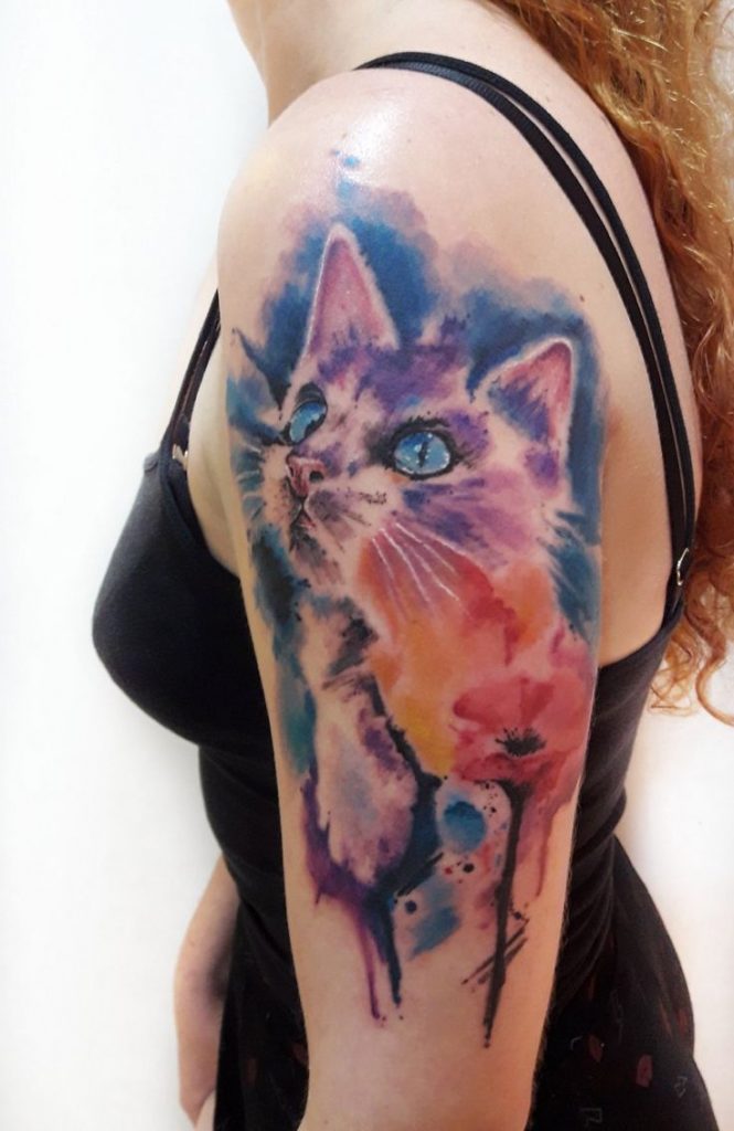 Tatuaje a color de gato en el brazo para
