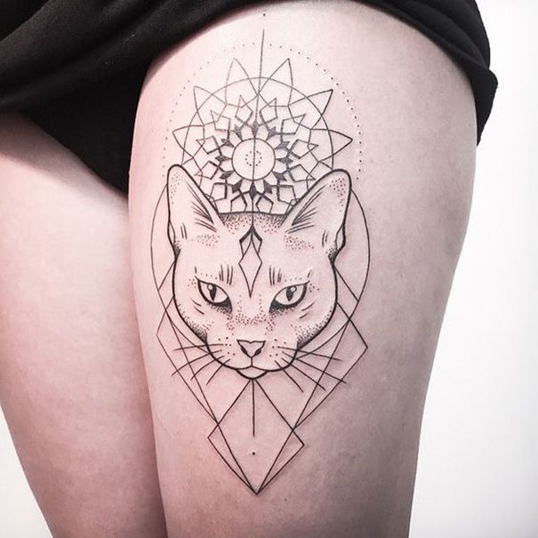 Tatuaje de gato geométrico en la pierna