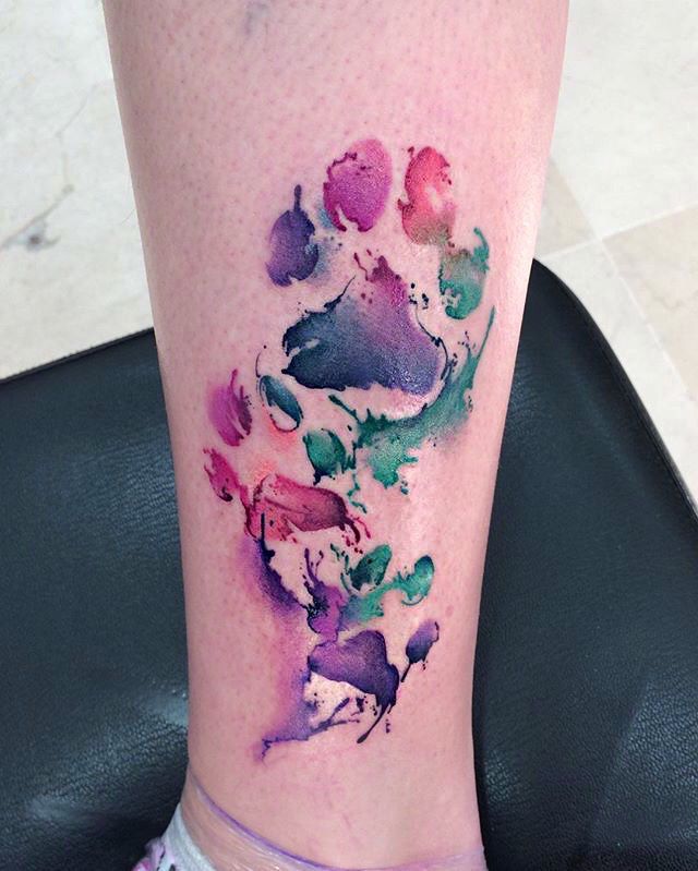 Tatuaje huellas de gato en colores