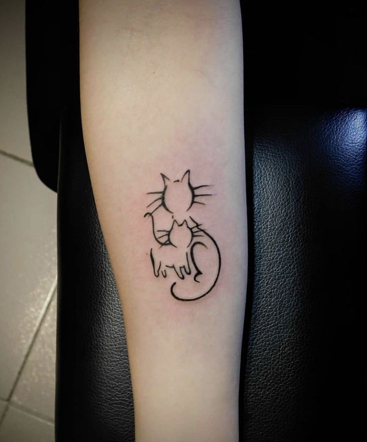 Tatuaje silueta de gato para muñeca.