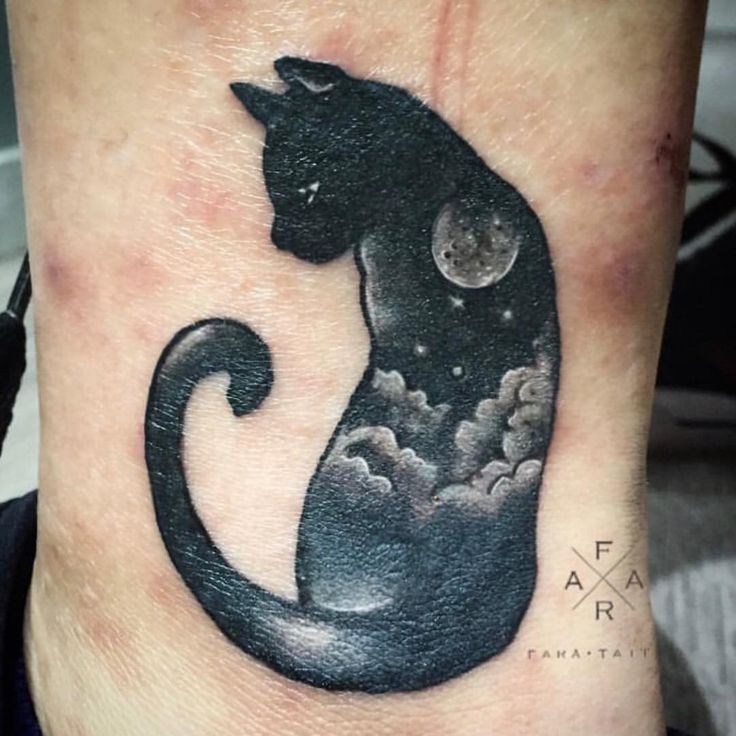 gato negro tatuado en el costado de la espalda